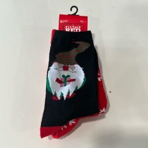 Vintage red Ladies 2 pair Christmas holiday socks. Black and red. Size 4-10 NWT